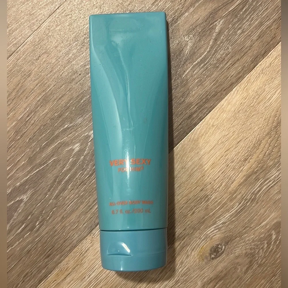 Victoria’s Secret Very sexy for him‎ 2 body wash